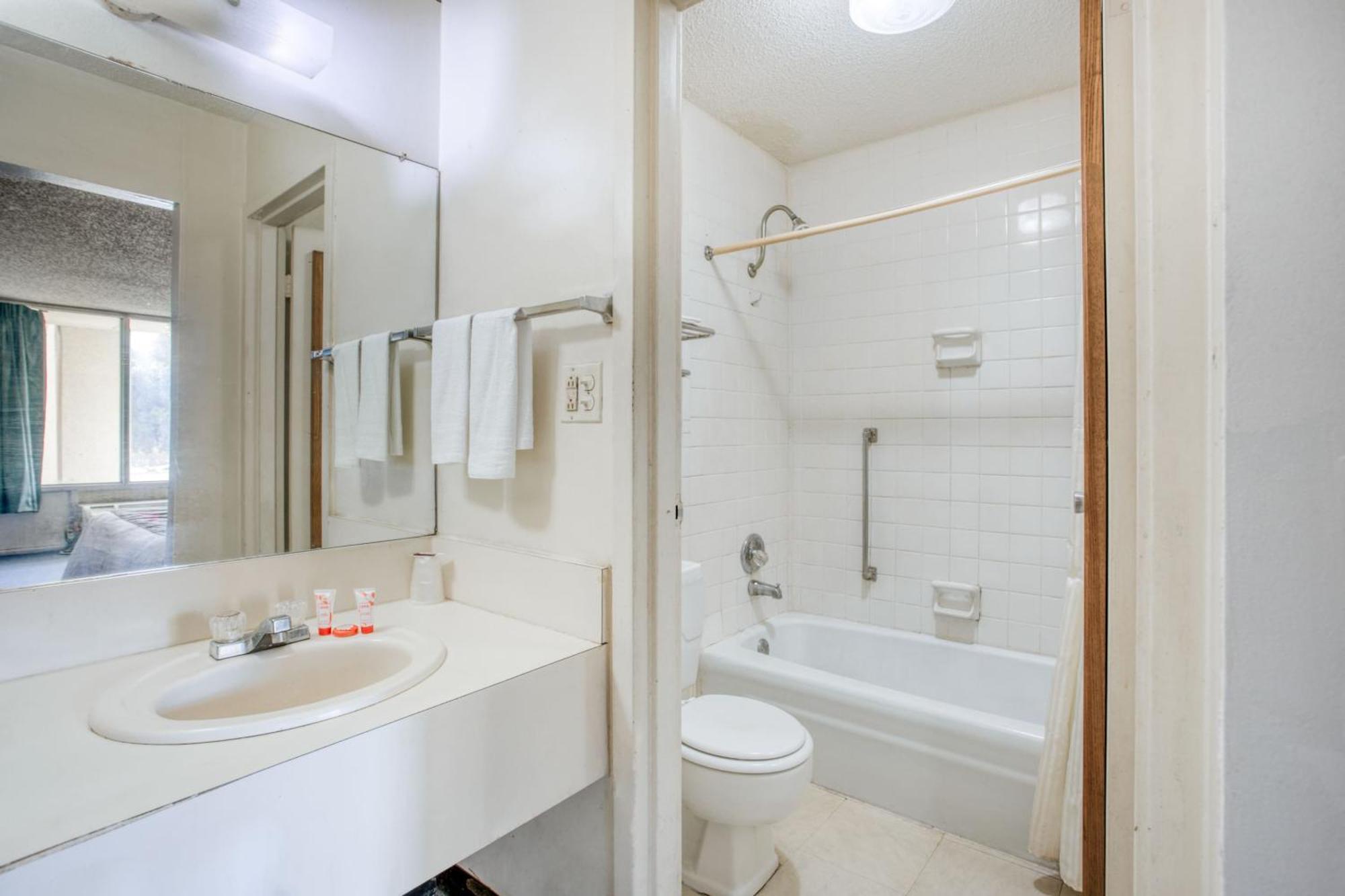 Oyo Hotel Petersburg Va - Templeton מראה חיצוני תמונה
